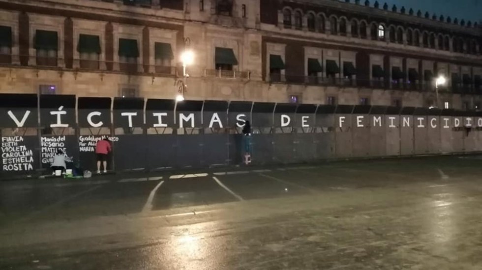 Convierten valla de Palacio Nacional en memorial de víctimas de feminicidio