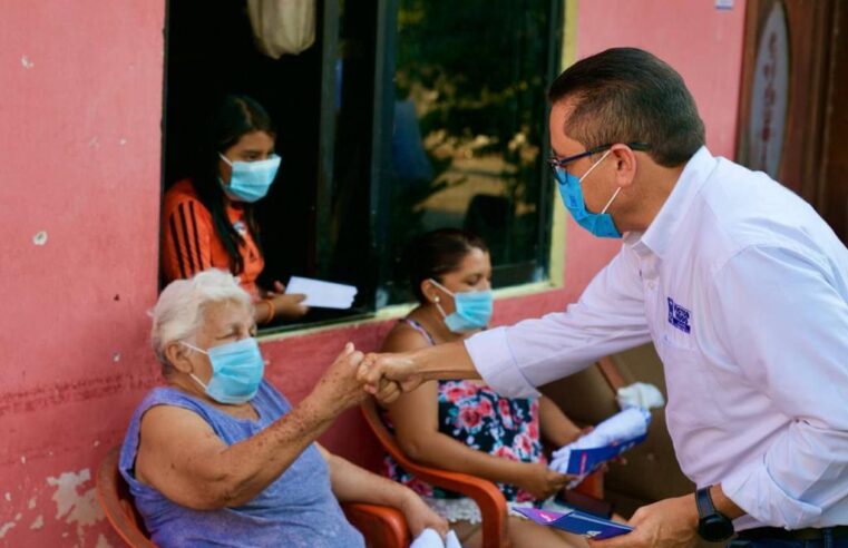 En recorrido por comisarías de Mérida, Víctor Hugo Lozano fomenta el consumo local