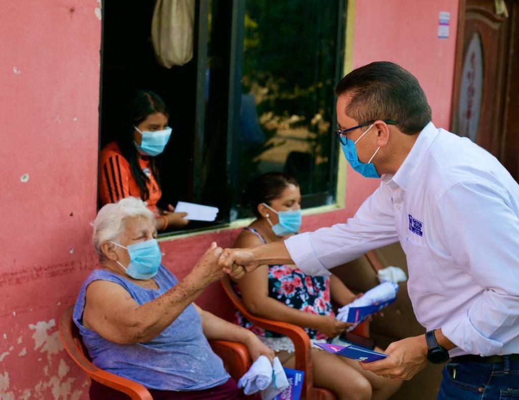 En recorrido por comisarías de Mérida, Víctor Hugo Lozano fomenta el consumo local