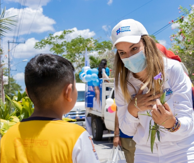 Anima Cecilia Patrón a niños y adultos de Chablekal