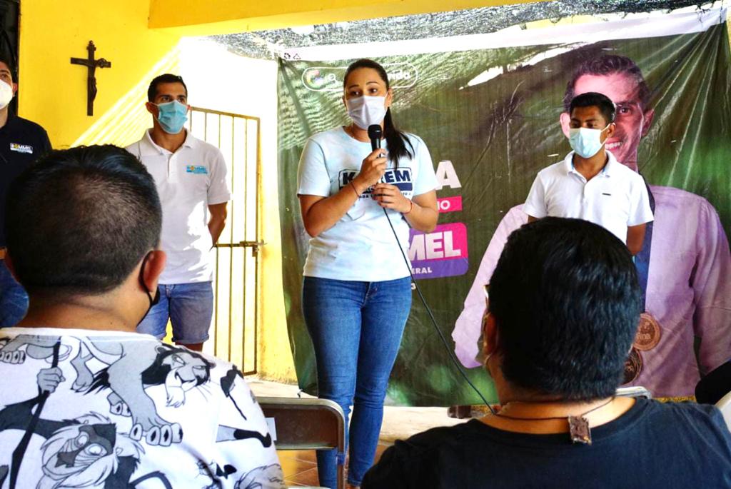 Karen Achach escucha la voz de los jóvenes del III Distrito