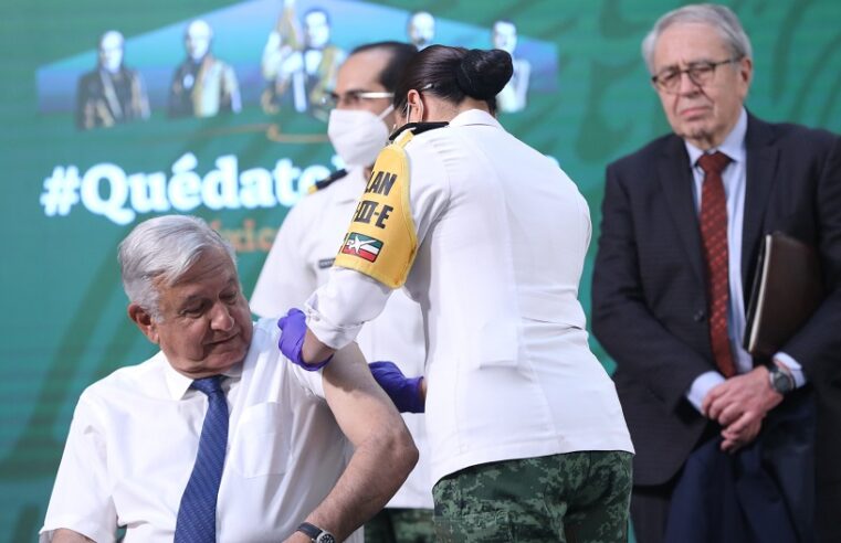 Vacunan contra Covid-19 al presidente López Obrador