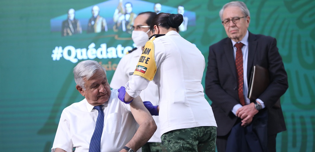 Vacunan contra Covid-19 al presidente López Obrador