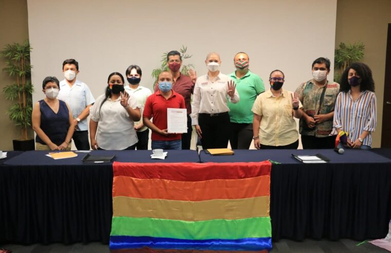 Firma Vero Camino agenda del colectivo LGBTTTIQ+ de Yucatán