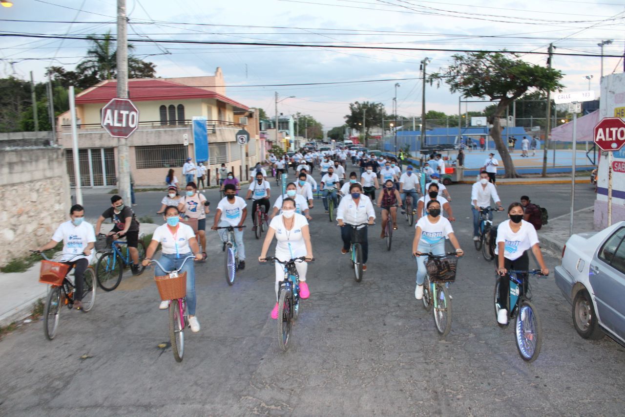 Abril Ferreyro sale a montar bicicleta por el II DIstrito