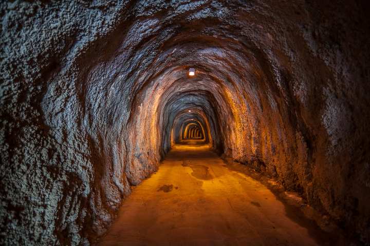 Albañil construye un túnel  para visitar por las noches a  su amante