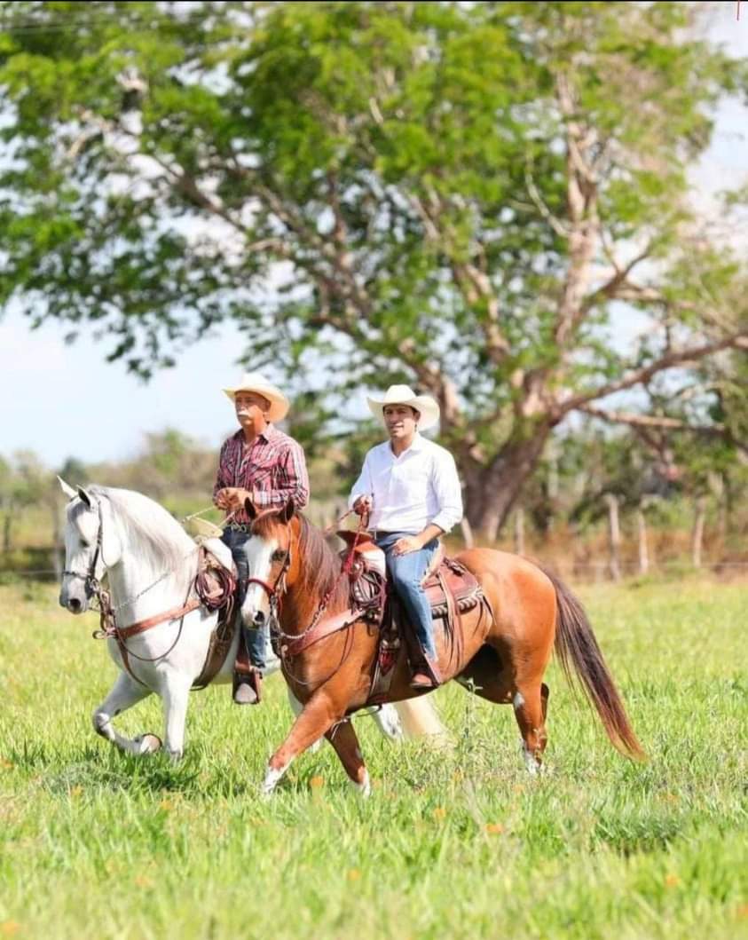 Vila monta a caballo y «rompe la red»