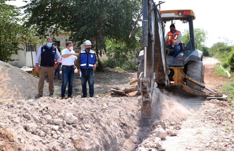 El alcalde Alejandro Ruz supervisa la ampliación de red de agua potable en Dzununcán