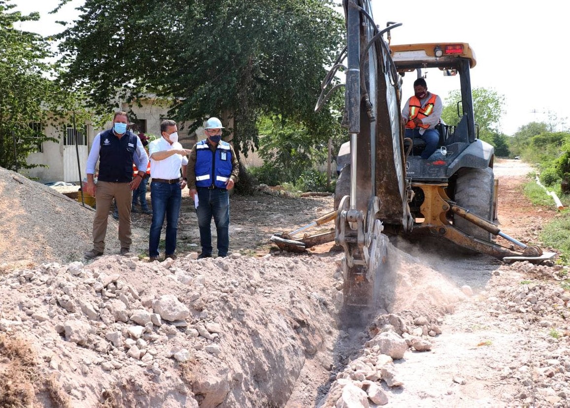 El alcalde Alejandro Ruz supervisa la ampliación de red de agua potable en Dzununcán