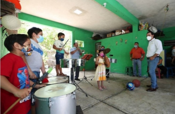 Mauricio Vila visita a jóvenes músico de Umán