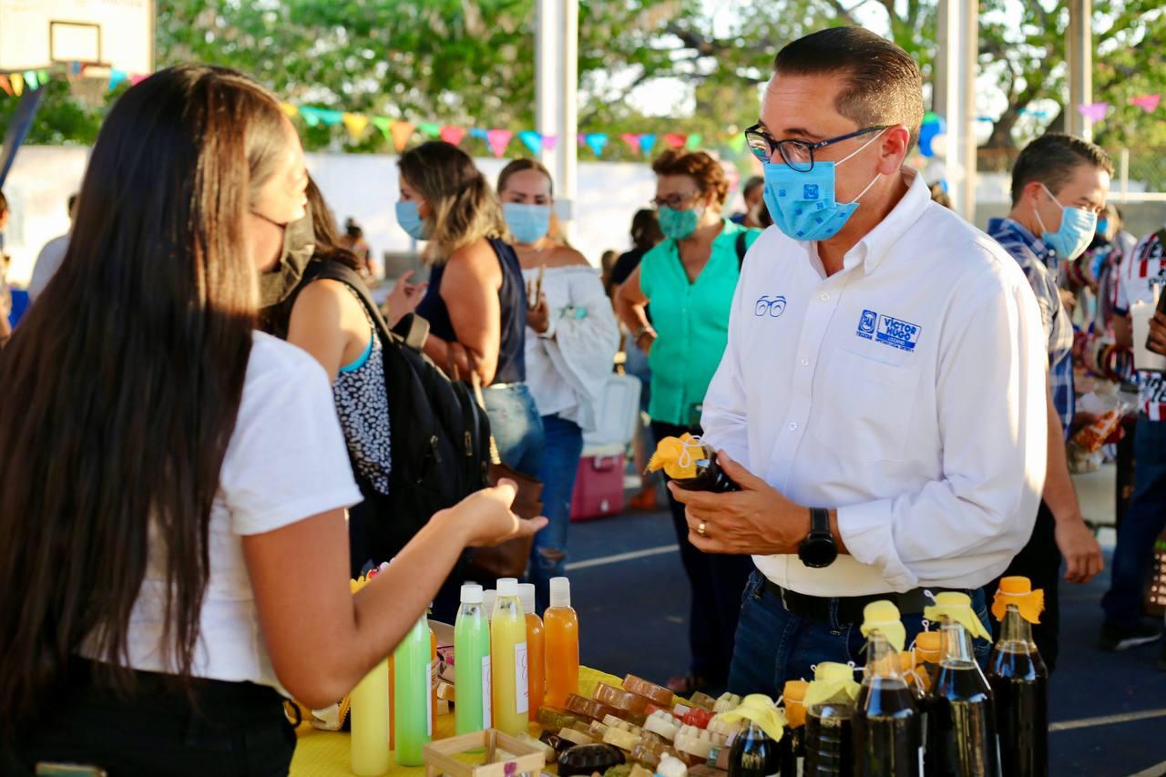 Apoya Víctor Hugo Lozano a 40 emprendedores del IV Distrito