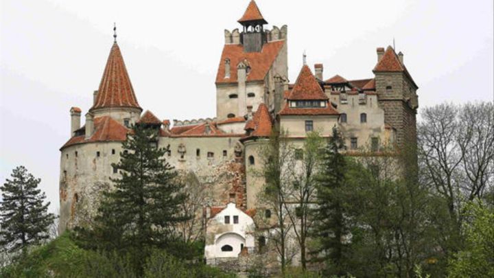 Castillo de Drácula ofrece vacunas contra Covid-19