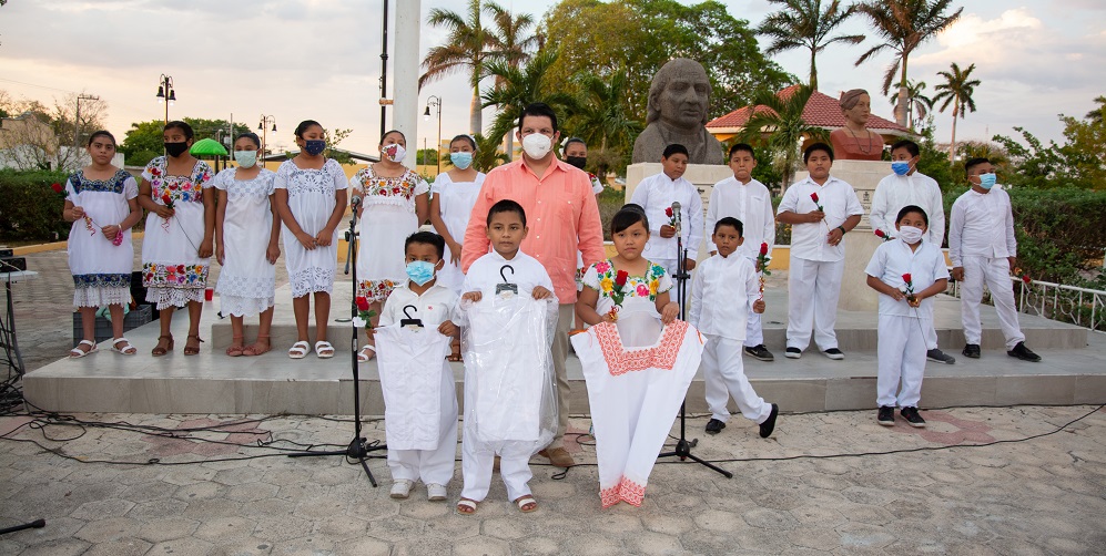 La Canaive dona vestuario a integrantes del Coro Infantil ‘Túumben K’aay’ de Kinchil