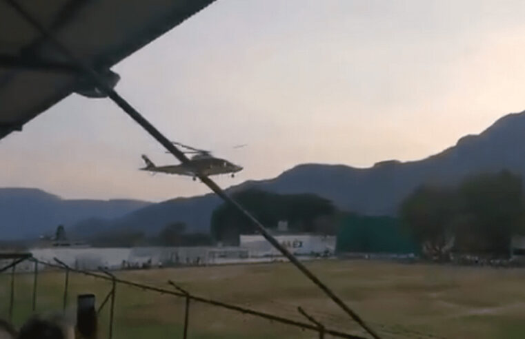 Apedrean helicóptero de emergencia por interrumpir partido de futbol