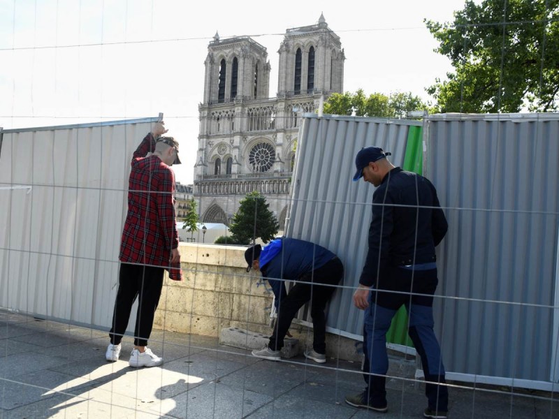 Cierran la plaza de Notre Dame en París por altos niveles de plomo