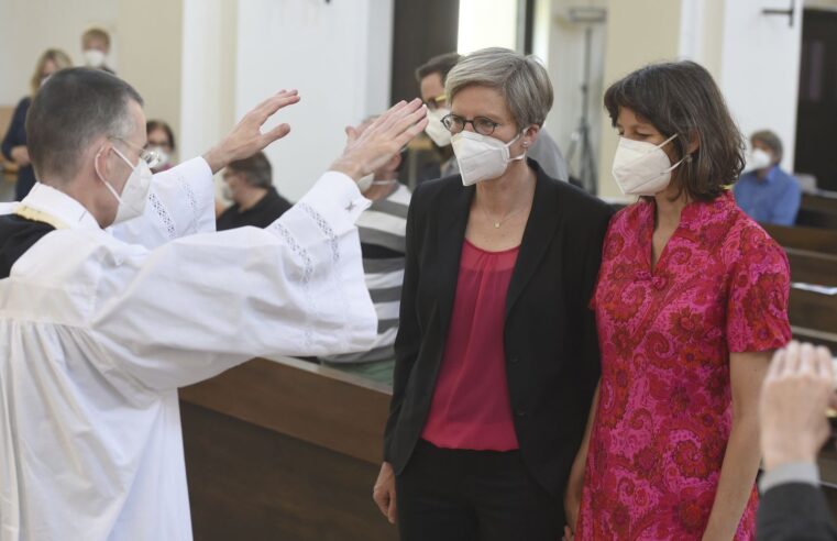 Sacerdotes alemana desafían al Vaticano: bendecirán uniones de parejas gay