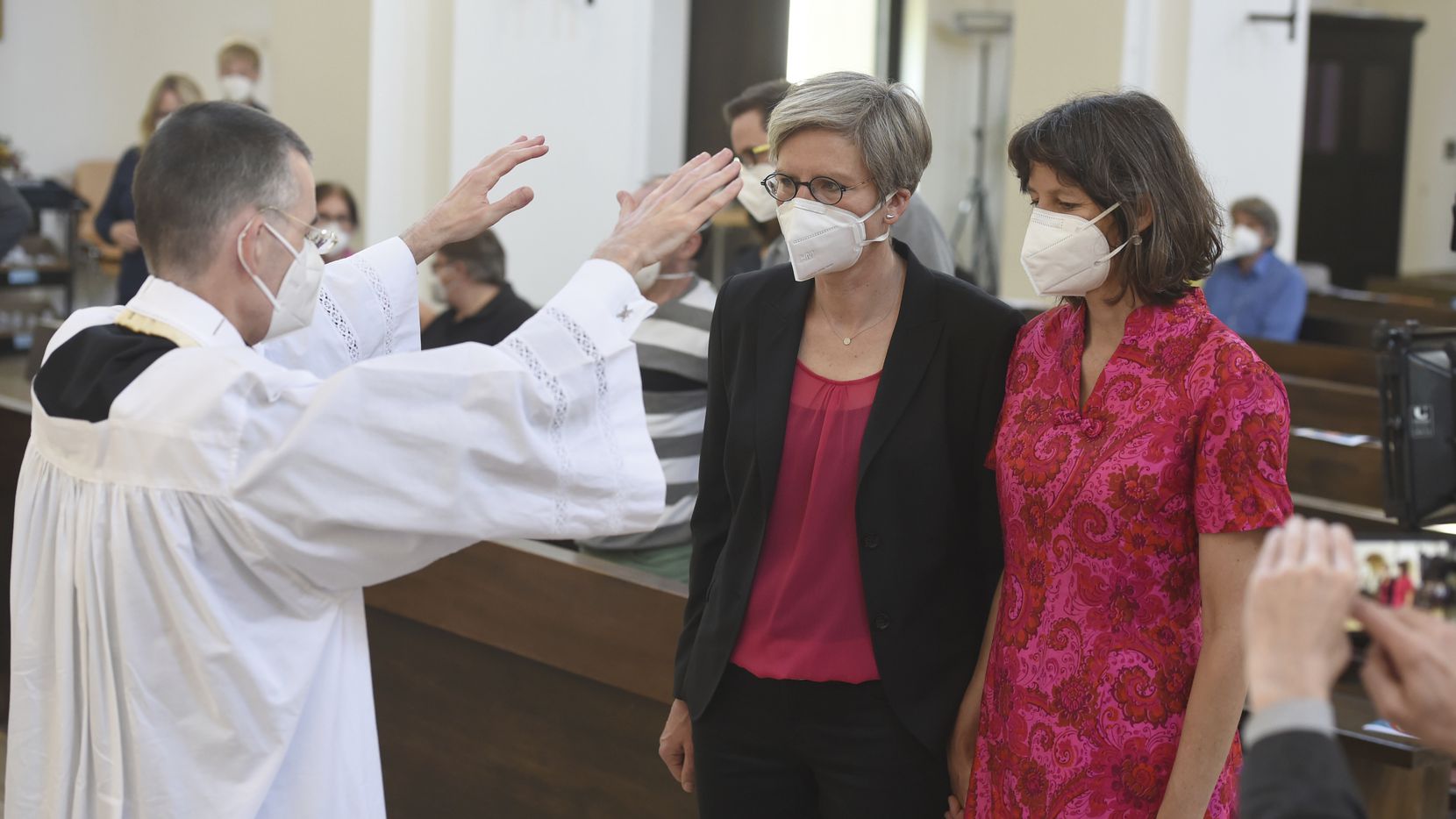 Sacerdotes alemana desafían al Vaticano: bendecirán uniones de parejas gay