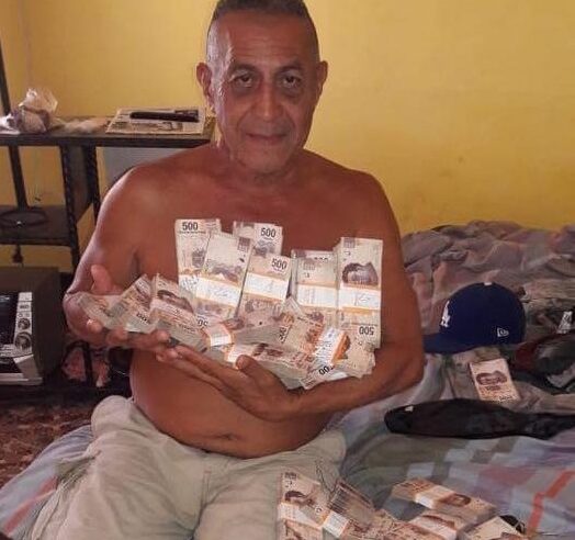 Candidato de Movimiento Ciudadano en Yucatán presume sus fajos de billetes