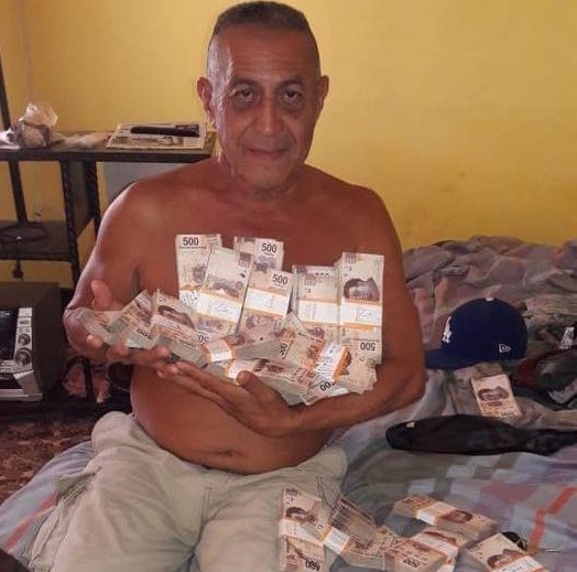 Candidato de Movimiento Ciudadano en Yucatán presume sus fajos de billetes