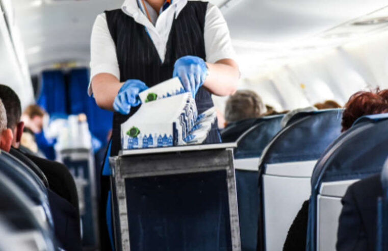 Hermosa sorpresa: abuelos de azafata viajan para visitarla en Dubái y ella los atiende en el vuelo