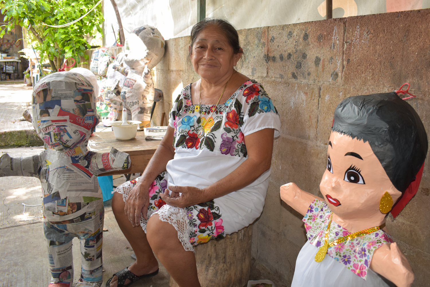 Piñatas de mestizas yucatecas se suben al Tren Maya