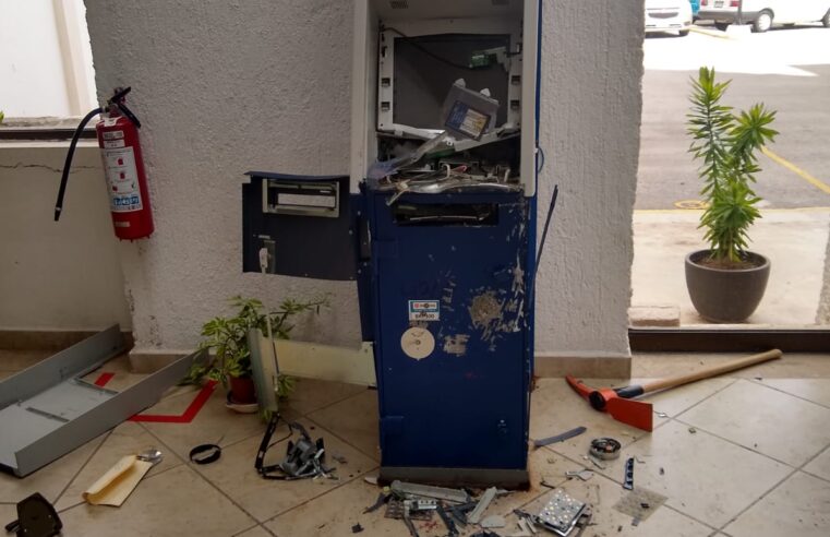Destrozan cajero automático del Inegi para conseguirle dinero al durector