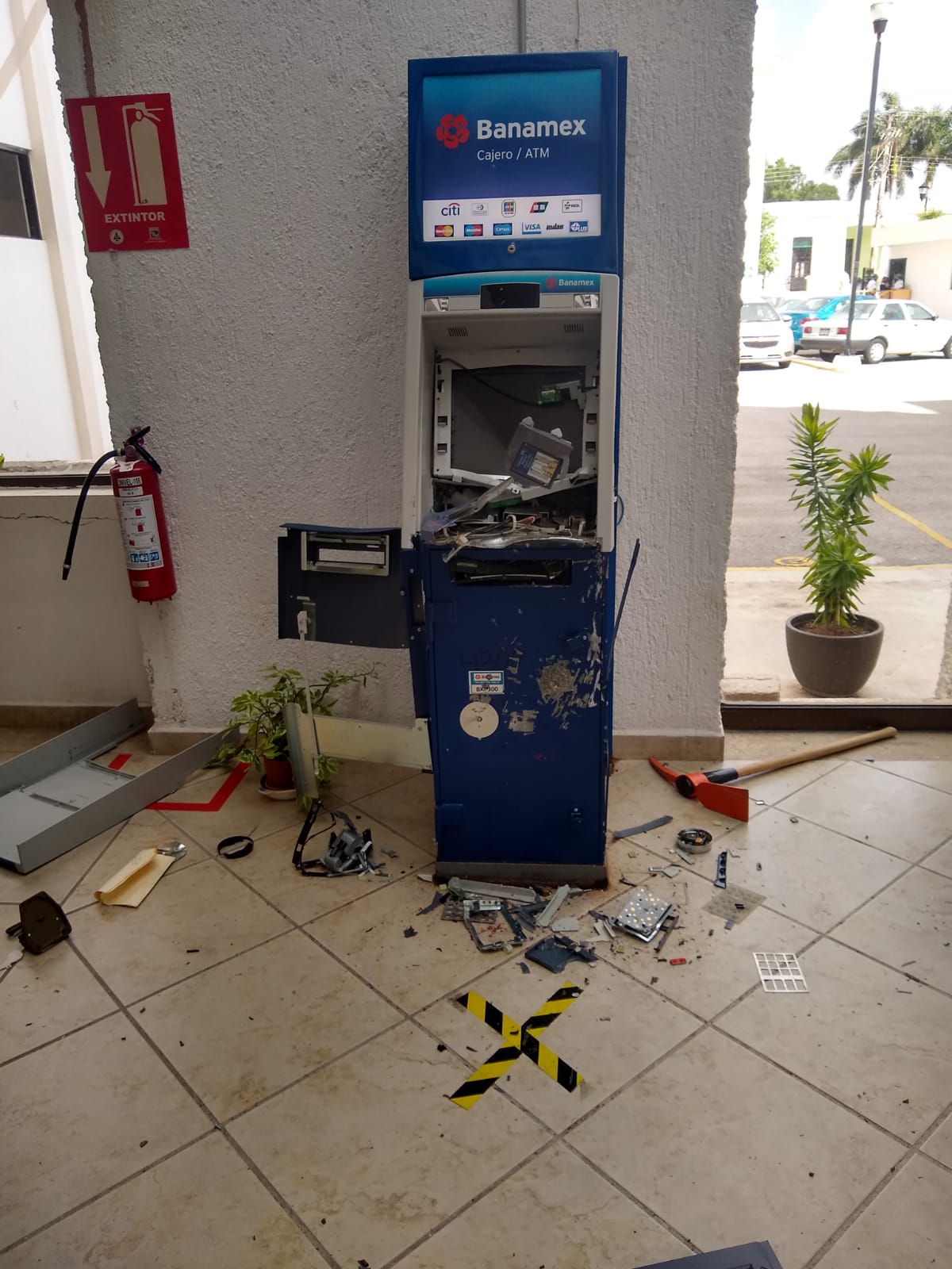 Destrozan cajero automático del Inegi para conseguirle dinero al durector