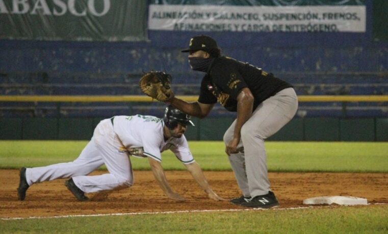 Leones tropieza en duelazo de pitcheo y pierde su primera serie