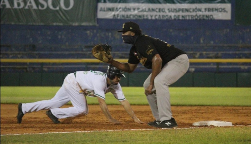 Leones tropieza en duelazo de pitcheo y pierde su primera serie