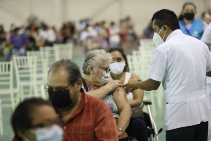 Buena afluencia a la aplicación de segundas dosis a los de 50 a 59 años de Mérida