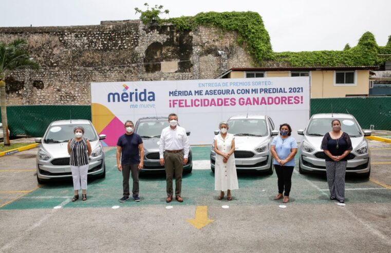 Entregan premios a  ganadores del sorteo por pago del predial 2021