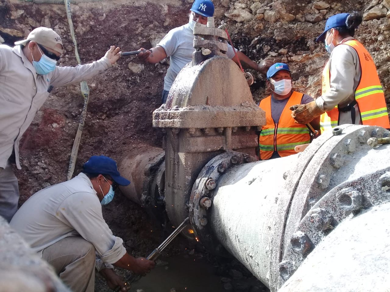 La Japay cambia tres válvulas de 40 años de antigüedad, en la zona de Xoclán