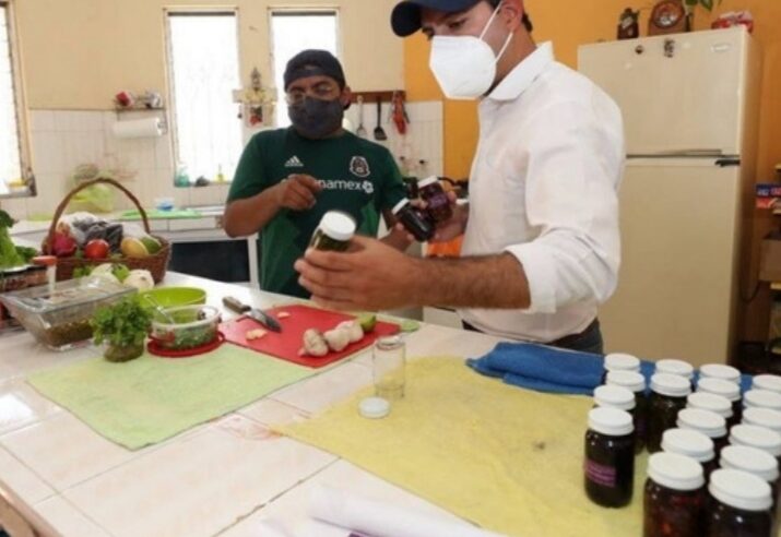 Joven emprendedor de Tekax sale adelante con sus propias salsas