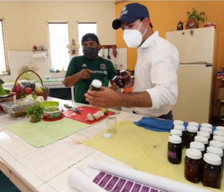 Joven emprendedor de Tekax sale adelante con sus propias salsas