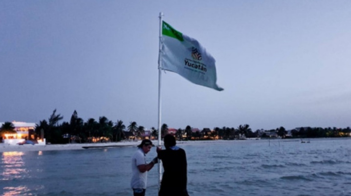 Instalan 17 banderas para alertar  de rocas marinas en la costa Yucateca