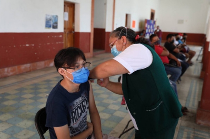 Inicia vacunación contra el Coronavirus a jóvenes de 18 a 29 años en 10 municipios del estado