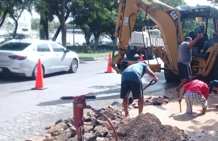 La Japay repara fuga en la avenida Itzaes