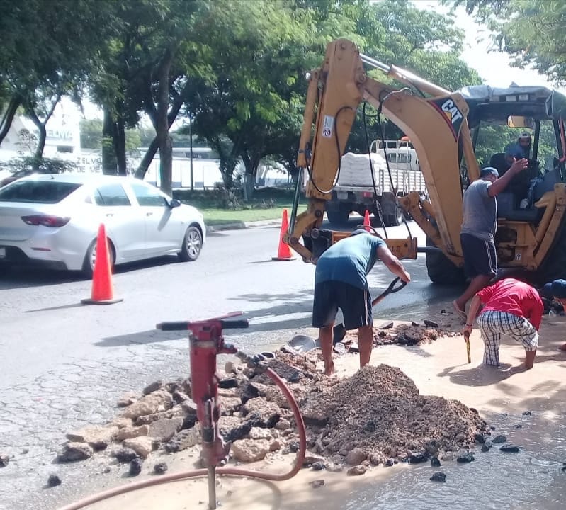 La Japay repara fuga en la avenida Itzaes