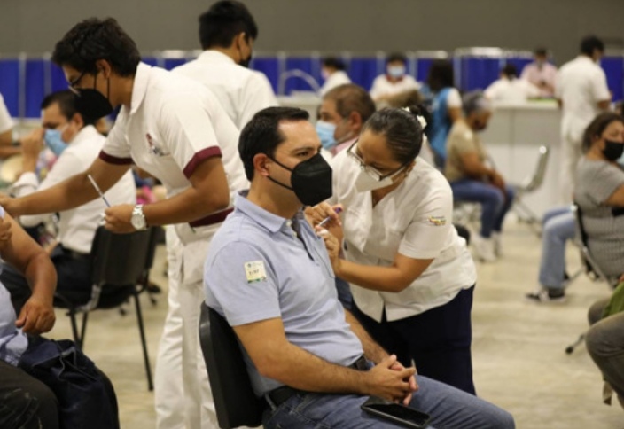 Mauricio Vila recibe segunda dosis contra el Coronavirus