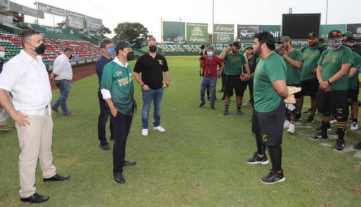 Mauricio Vila visita a los Leones de Yucatán