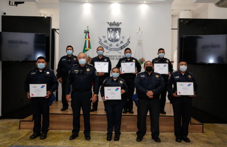 Renán Barrera entrega reconocimiento a siete oficiales de la Policía Municipal