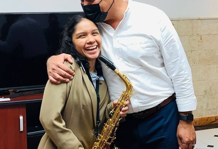 Mayra Medina González, destacada académica y deportista, visita al alcalde