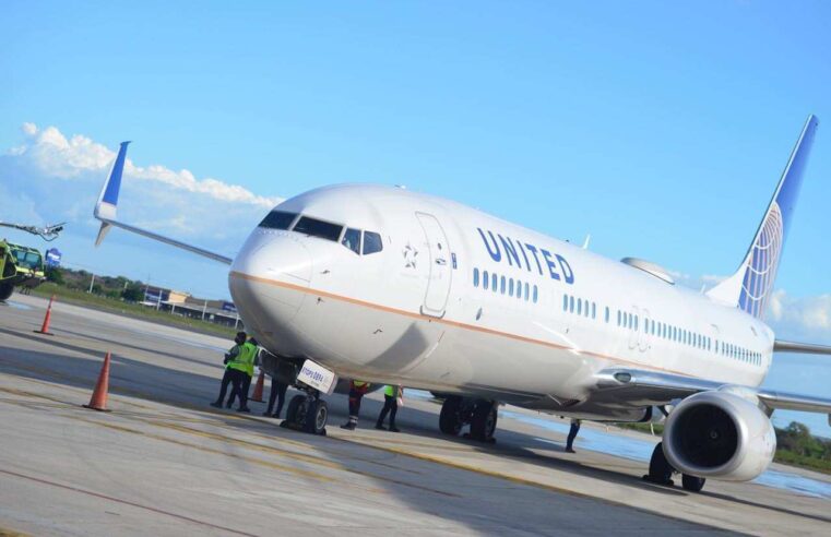 United Airlines despedirá a casi 600 trabajadores por negarse a vacunarse