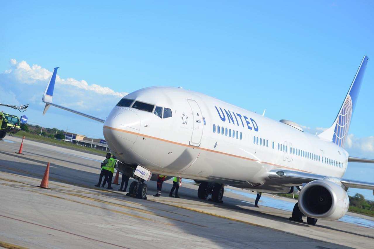 United Airlines despedirá a casi 600 trabajadores por negarse a vacunarse