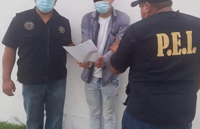 Roba joyas preciosas en casa de su compañera de trabajo