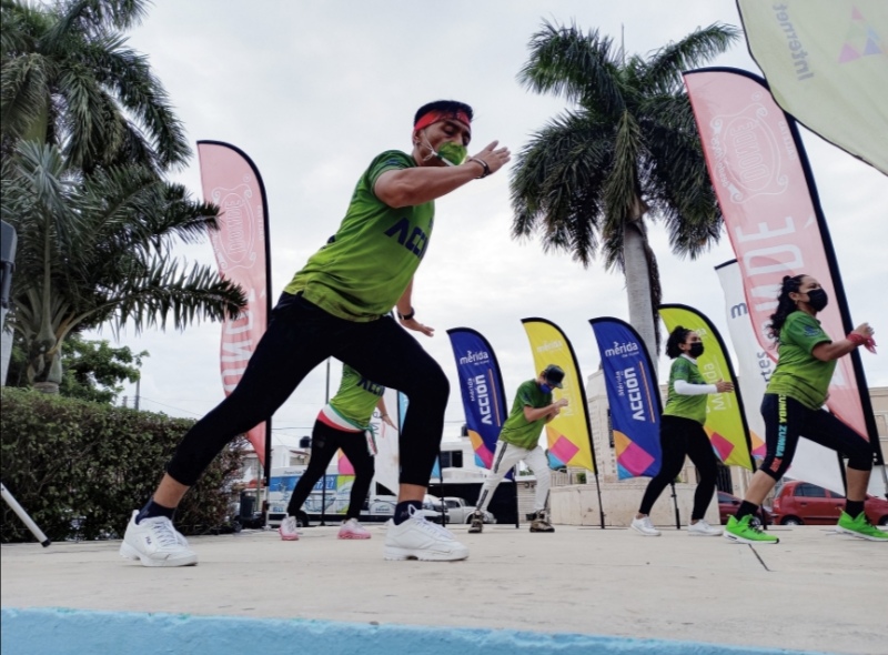 Macroclase de activación física en el parque de la Alemán