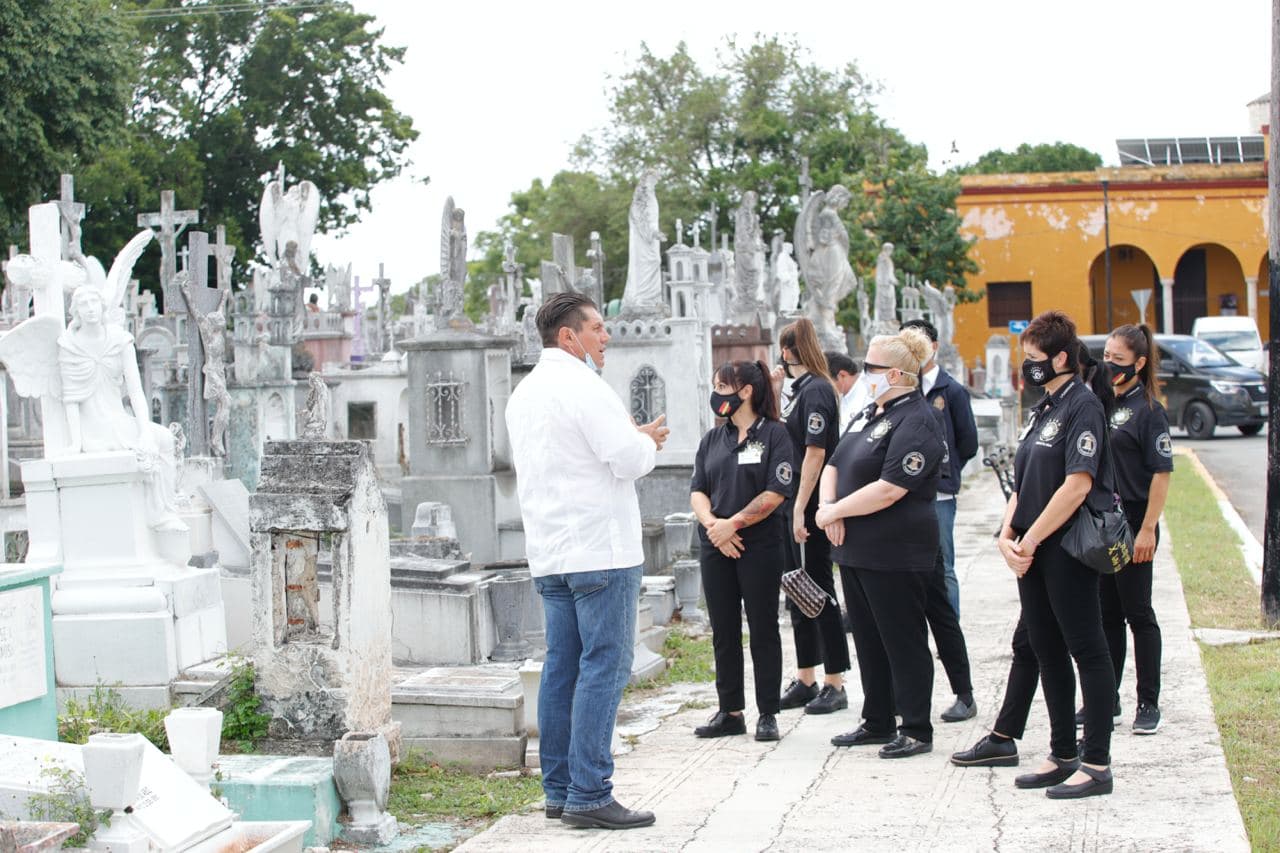 Estudiantes españoles del área funeraria visitaron el Cementerio General