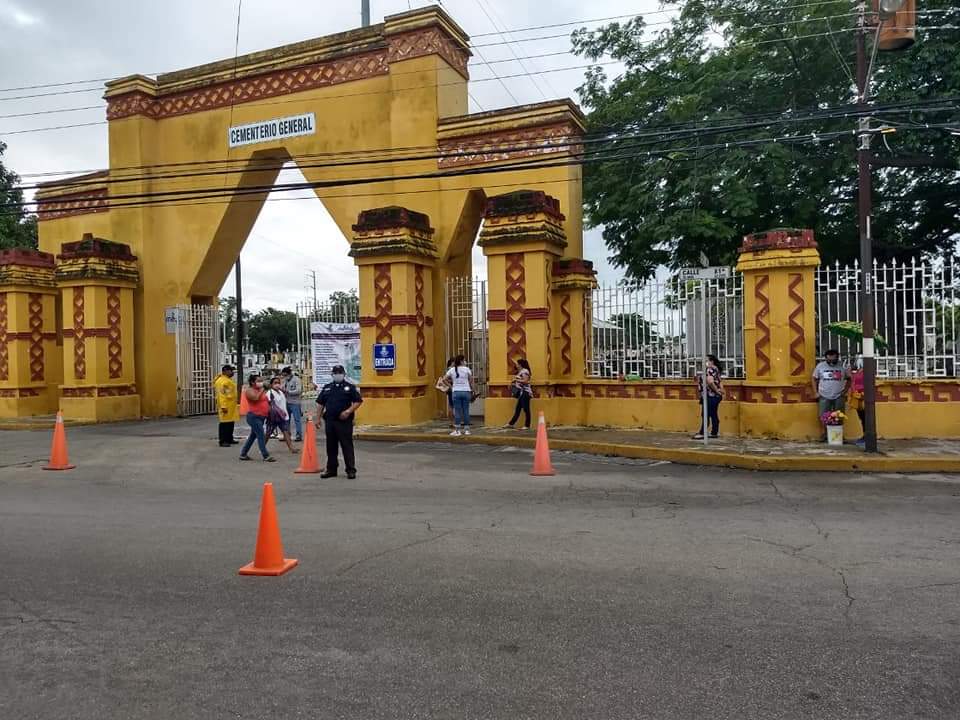 En marcha operativo de seguridad y tránsito en cementerios y mercados de Mérida