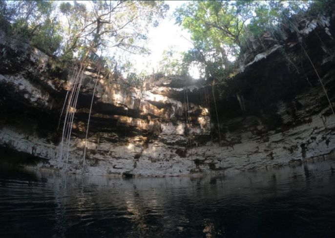 Encuentran canoa maya prehispánica en un cenote de Yucatán