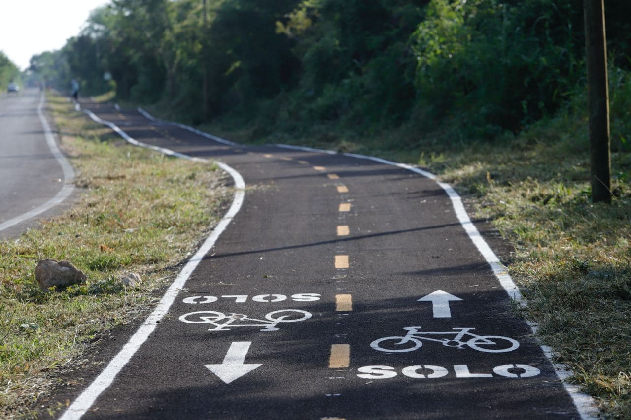 Entregan ciclovía construida con neumáticos reciclados